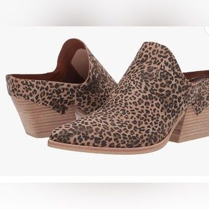 NWOT Dolce Vita leopard print slip on booties Size 7.5 Brand new! Very cool 😎